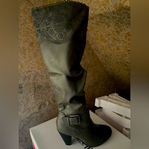 Dark grey heeled boot
